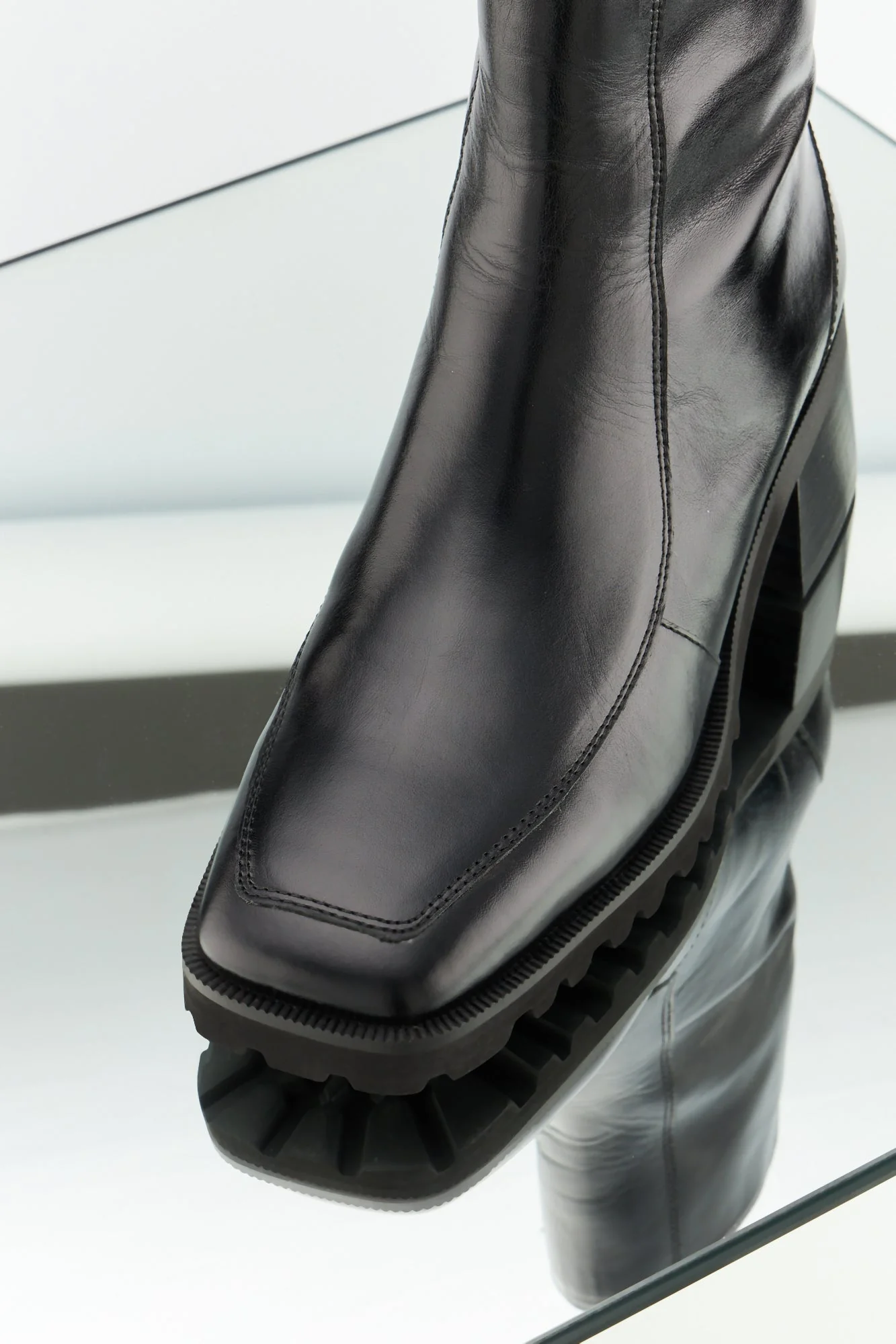 Boots crantées - Cuir Brillant Noir - Aria - Image 2